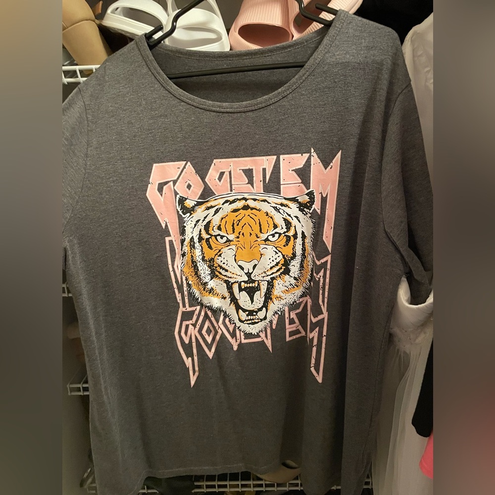 Xl graphic tee